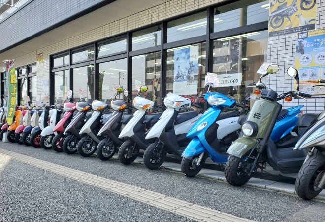 バイクに囲まれて楽しく働くスタッフ