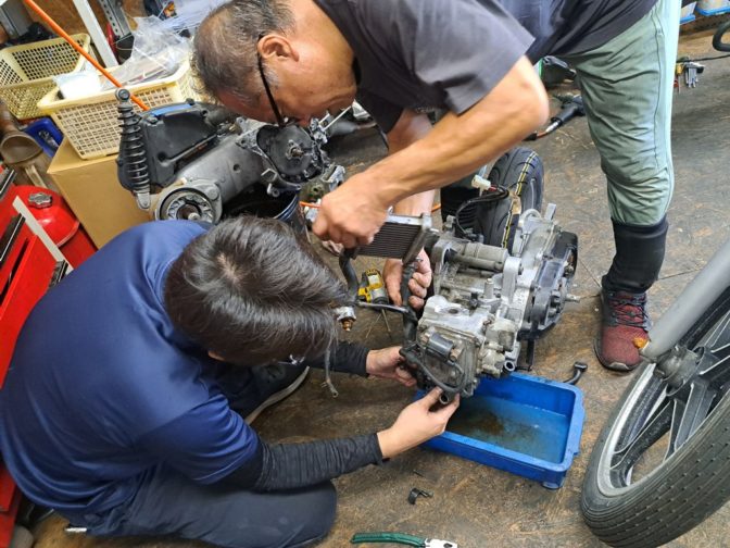 格安レンタルバイク急ピッチで整備！