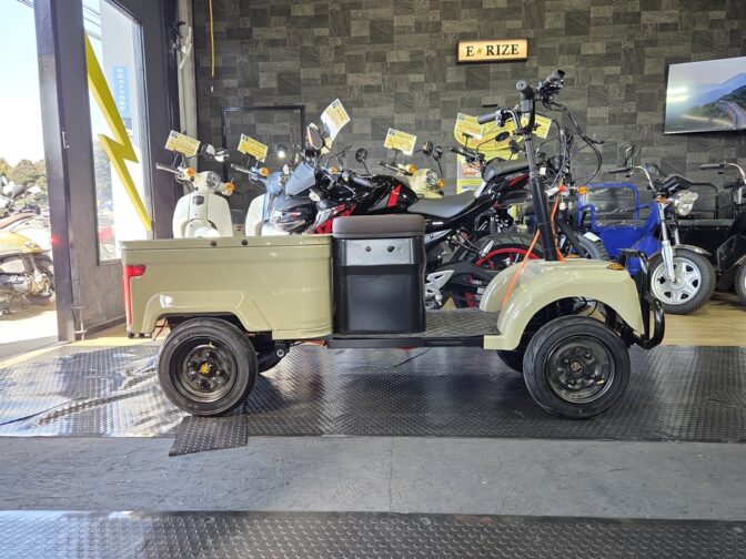 運転免許不要！電動４輪ミニカー入荷！組み立て中です！